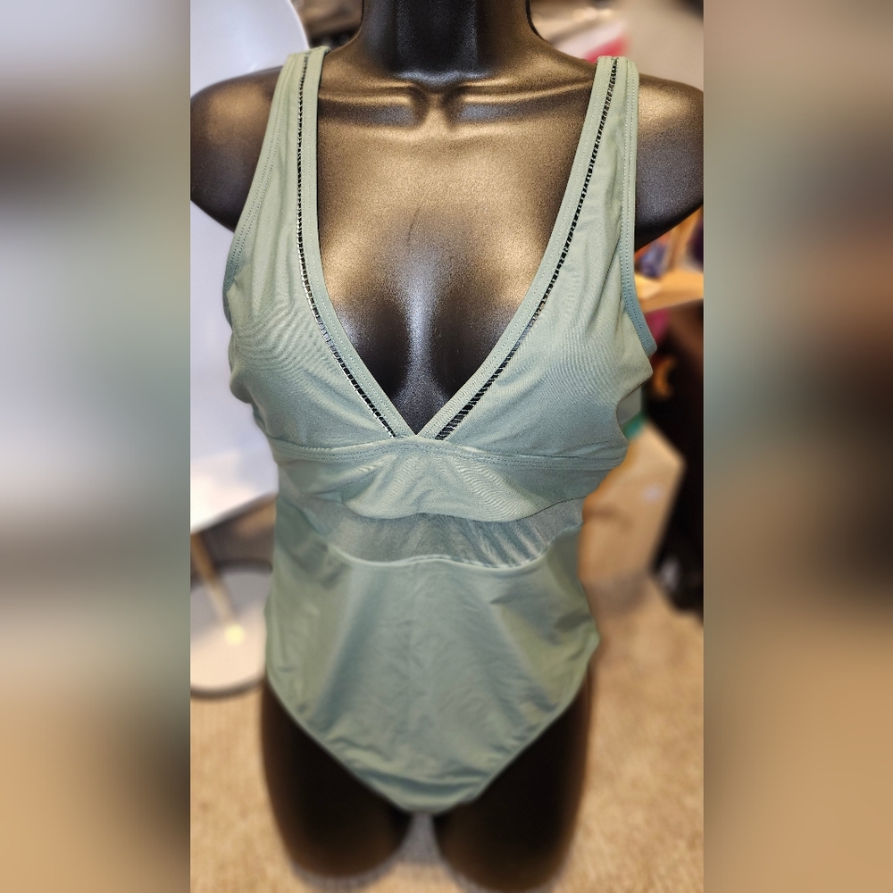 NWT Cupshe Women’s Size M One Piece Swimsuit